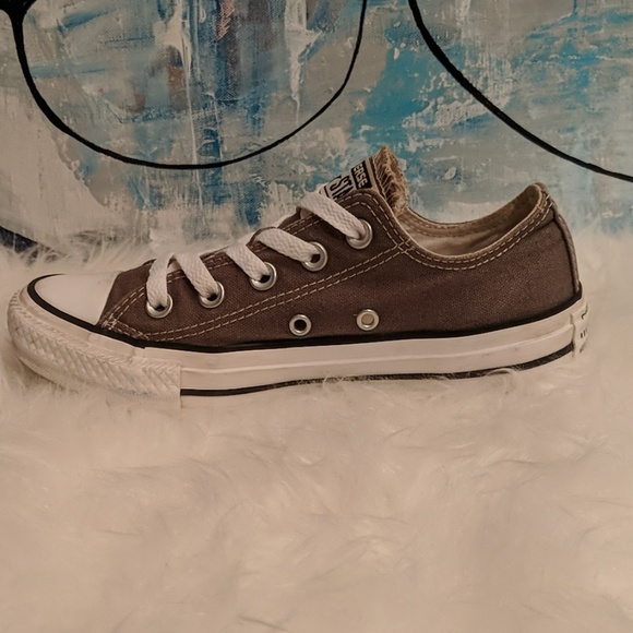 Woman's Converse Size 5 - Picture 4 of 8